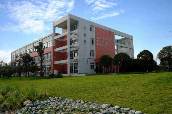 成都市恒辉技工学校助学金多少?贫困补助政策一览