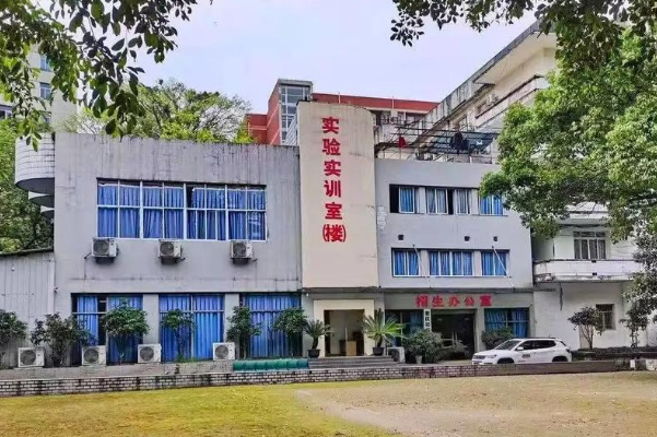 阿坝卫生学校是民办还是公办学校?