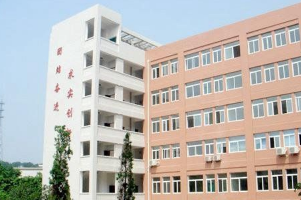 内江川威技工学校助学金多少?贫困补助政策一览