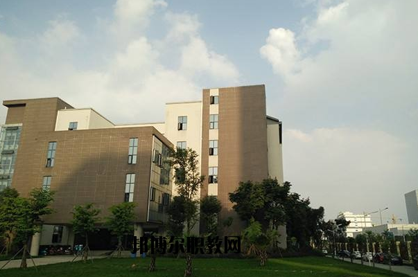 内江川威技工学校是民办还是公办学校?